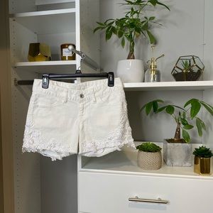 White Guess Shorts 🕊